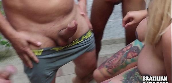  Loira tatuada, Manddy May  mostra seu poder em Brazilian Gang Bang. Rubens Badaro ( Vídeo Completo no XVIDEOS RED )